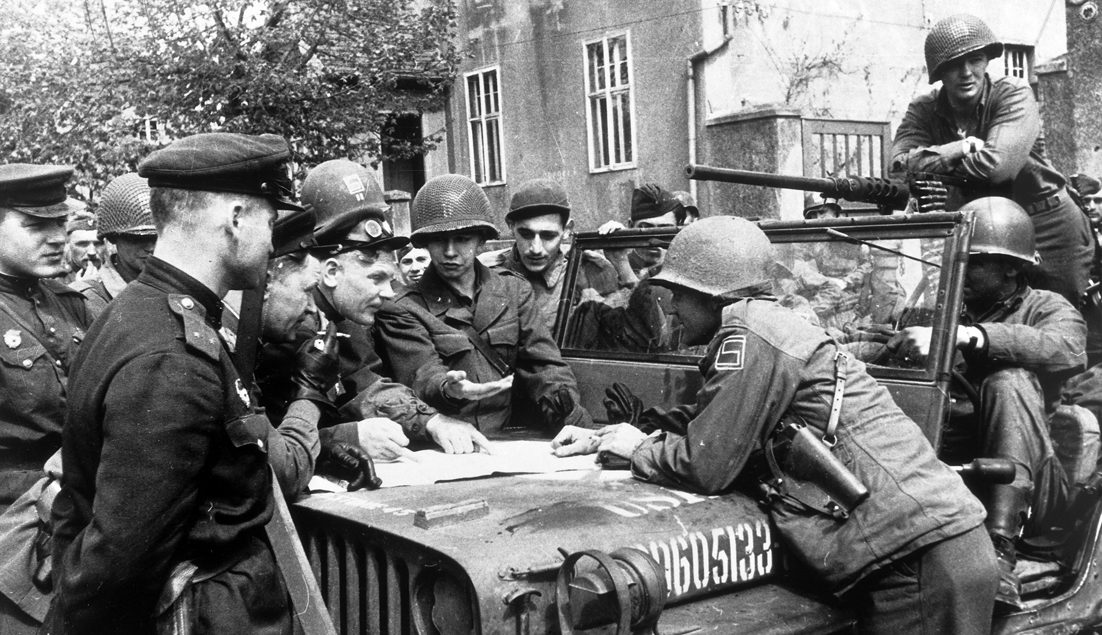 Встреча союзников на Эльбе 25 апреля 1945 г. недалеко от города Торгау. Части и подразделения 69-й пехотной дивизии 1-й армии США и 58-й стрелковой дивизии 1-го Украинского фронта во время встречи. Встреча союзников на Эльбе 25 апреля 1945 г. недалеко от города Торгау. Части и подразделения 69-й пехотной дивизии 1-й армии США и 58-й стрелковой дивизии 1-го Украинского фронта во время встречи.