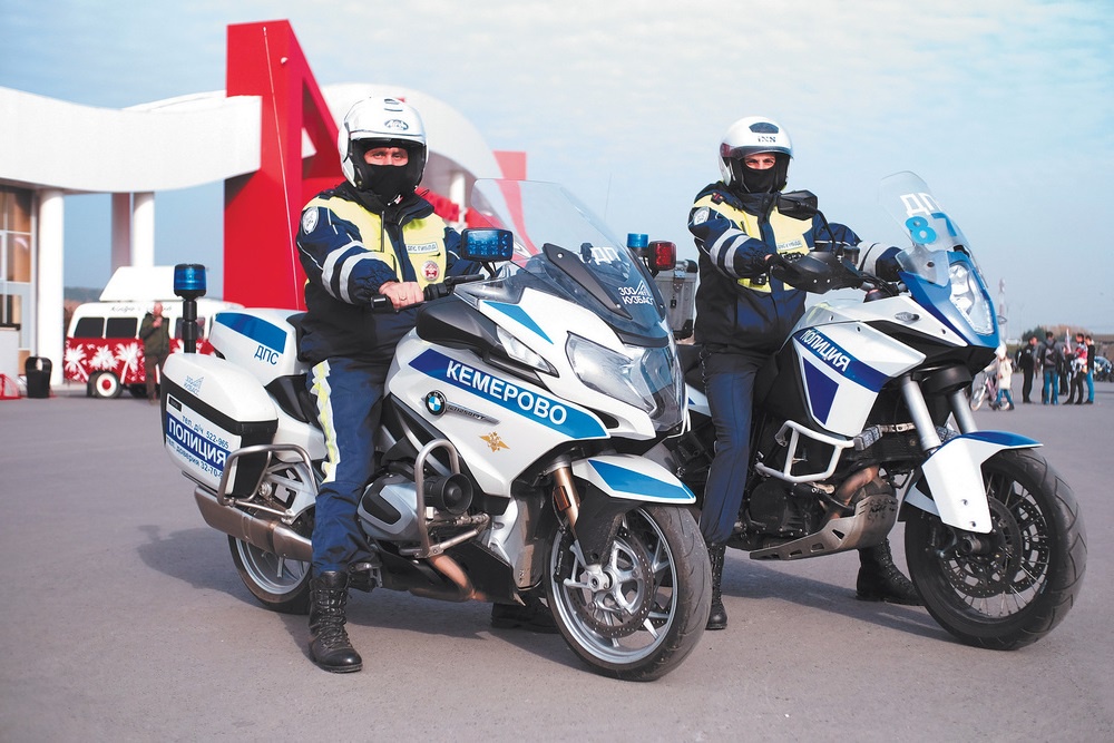 За безопасностью и соблюдением правил водителями двухколесного транспорта следят сотрудники мотобатов За безопасностью и соблюдением правил водителями двухколесного транспорта следят сотрудники мотобатов