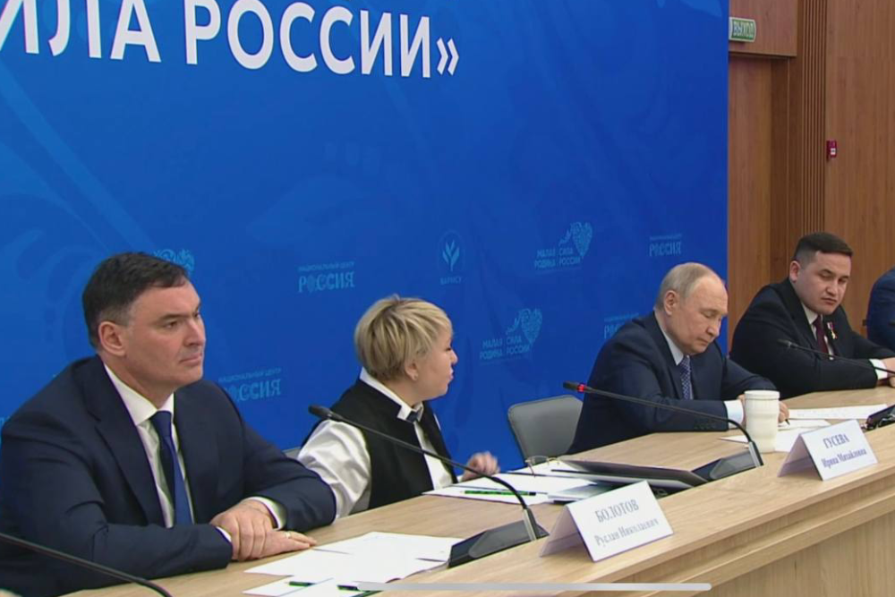 На встрече глав муниципальных образований с президентом Владимиром Путиным мэр Иркутска Руслан Болотов (на фото - первый слева) рассказал о перспективах развития областного центра.