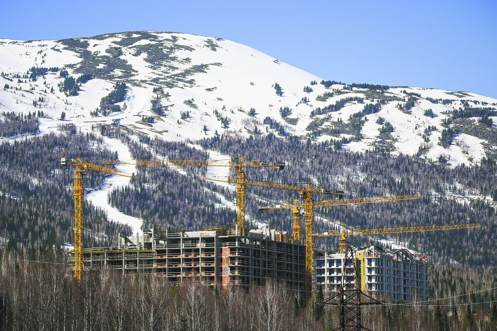 Апарт-комплекс "Шермонт" строят на склоне горы Зеленая рядом с новой канатной дорогой, способной в течение часа принять 2,4 тысячи туристов Апарт-комплекс "Шермонт" строят на склоне горы Зеленая рядом с новой канатной дорогой, способной в течение часа принять 2,4 тысячи туристов