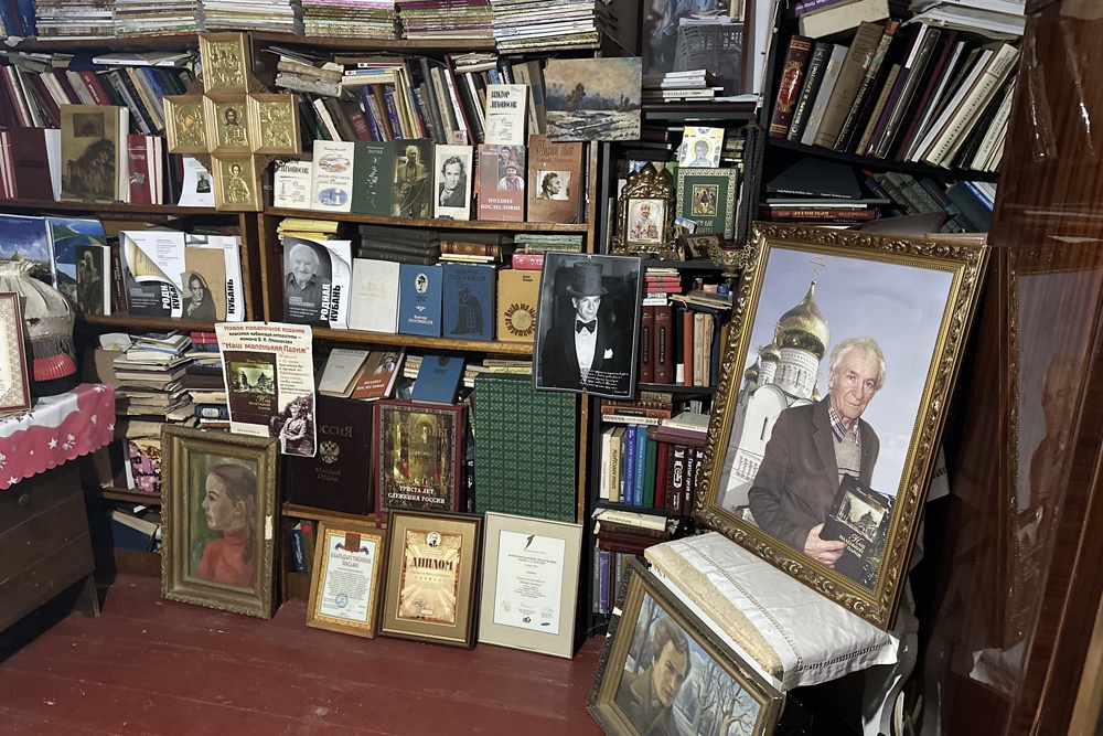 Вот так сегодня выглядит кабинет, в котором Виктор Иванович Лихоносов написал большинство своих книг Вот так сегодня выглядит кабинет, в котором Виктор Иванович Лихоносов написал большинство своих книг