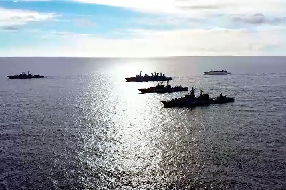 Тактическая группа надводных боевых кораблей Тихоокеанского флота во время проведения оперативных учений разнородных сил флота в дальней морской зоне в Тихом океане. 