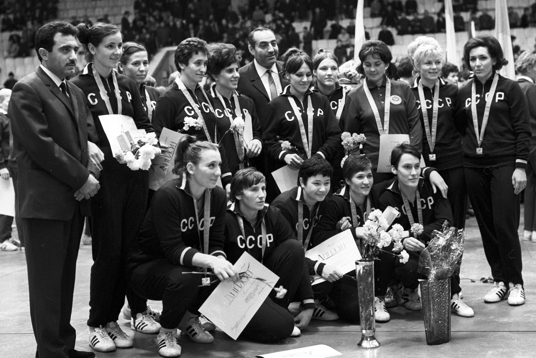 Тренер женской сборной России по гандболу Сергей Аванесов (верхний ряд слева).