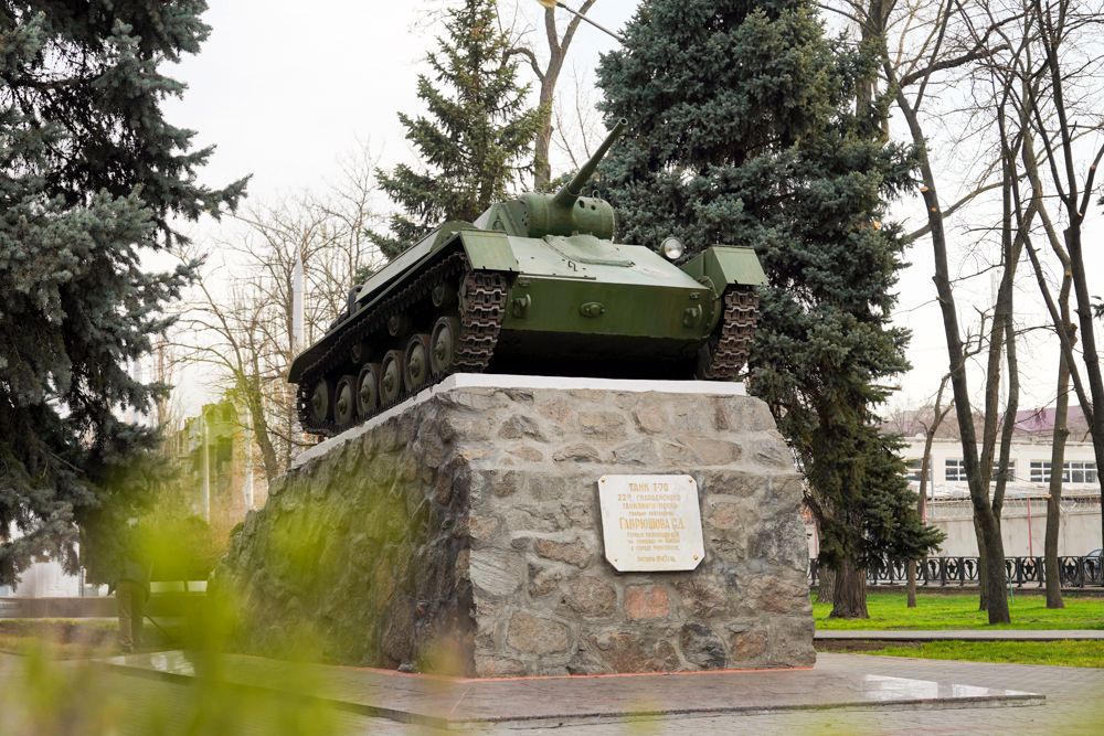Сошел с пьедестала: Танк Т-70 1943-го года своим ходом проехал по улицам Мелитополя