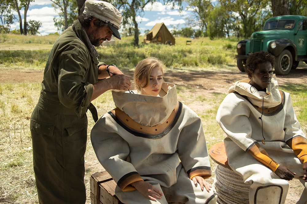 Допотопное водолазное снаряжение делает порученную героям
операцию особенно опасной. Допотопное водолазное снаряжение делает порученную героям
операцию особенно опасной.