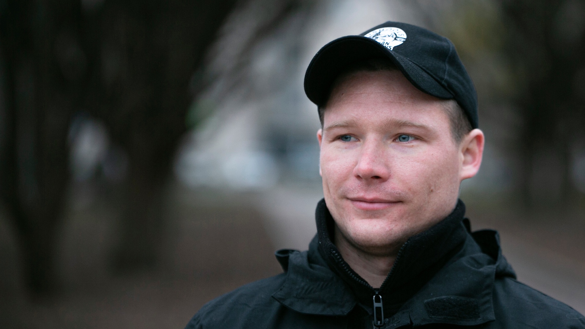 Несмотря на потерю ноги, Денис не теряет оптимизма и философски смотрит на то, что с ним случилось. 