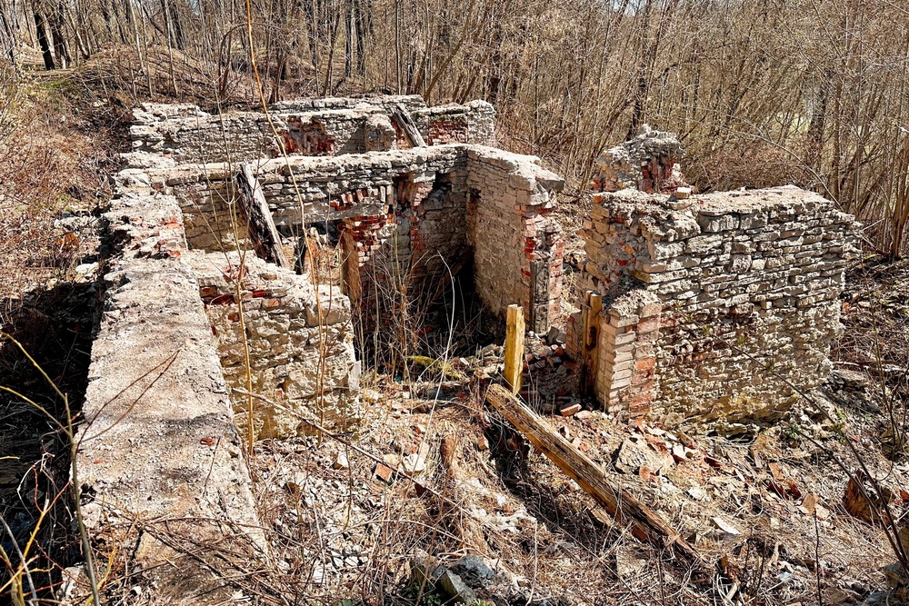 От красивого особняка остались только фундамент и часть первого этажа.