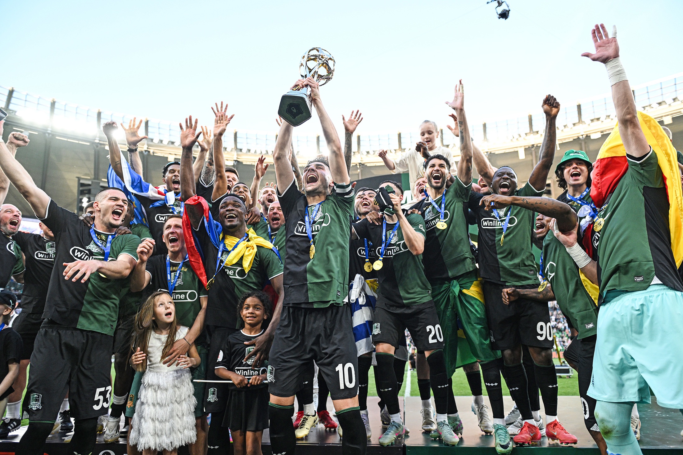 Футболисты "Краснодара" в эмоциях себя не ограничивали, на что имели полное право: от создания команды до чемпионства ушло 17 лет. "Быки" и весь город сделали запредельно счастливым.