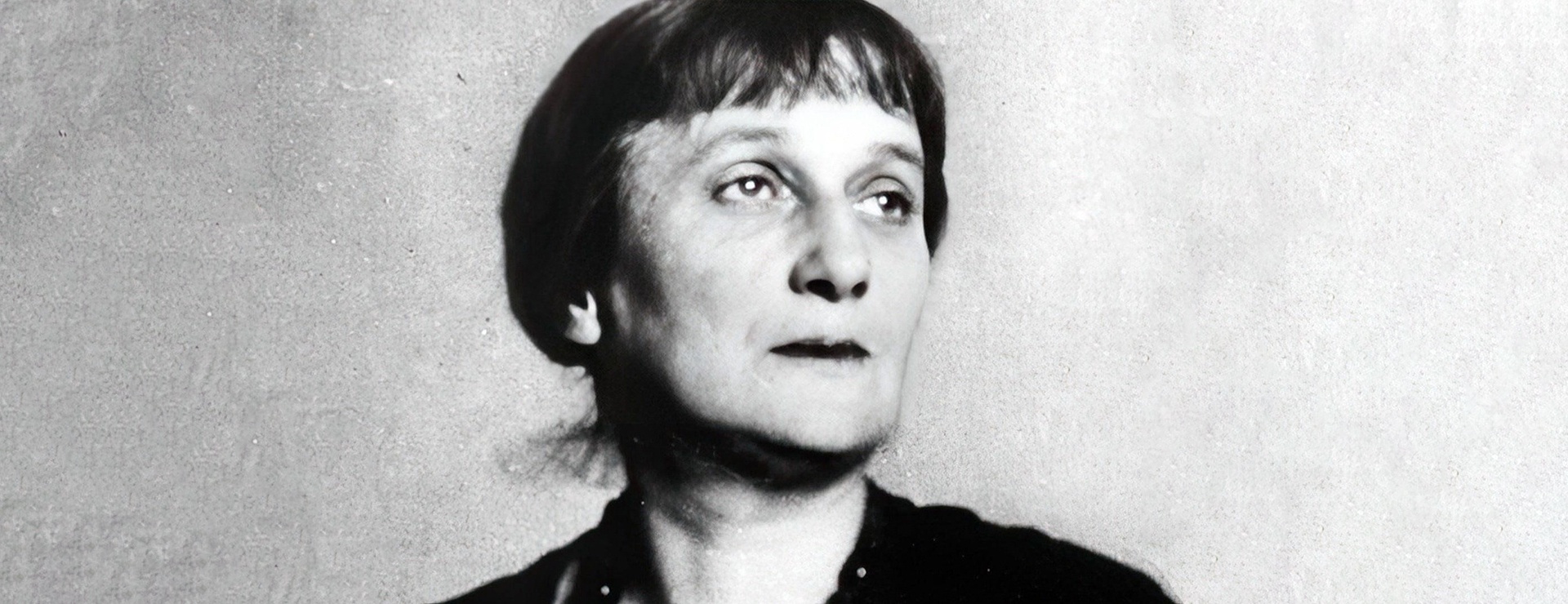 Анна Ахматова перебралась в "горницу колдуньи" Булгаковой, когда та вернулась из Ташкента в Москву. Анна Ахматова перебралась в "горницу колдуньи" Булгаковой, когда та вернулась из Ташкента в Москву.