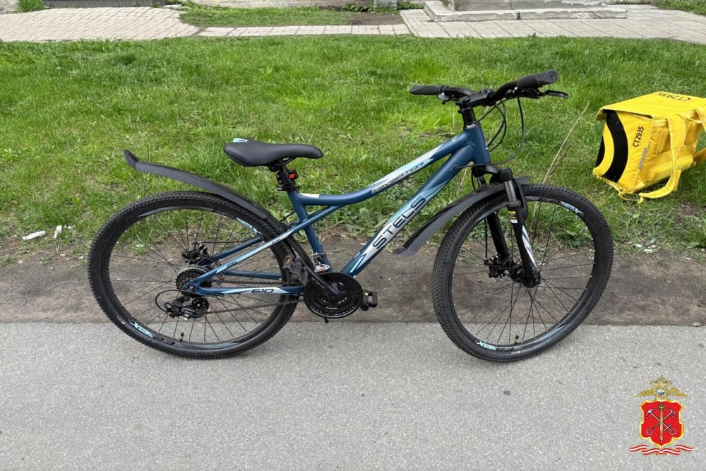 Велосипед, на котором ехал подросток, с которым столкнулся курьер Велосипед, на котором ехал подросток, с которым столкнулся курьер