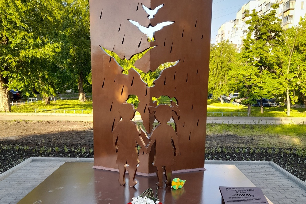 Силуэты уходящих вдаль детей трансформируются в птиц. Силуэты уходящих вдаль детей трансформируются в птиц.