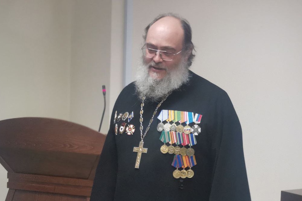 У протоиерея отца Василия Зудилова две боевые награды. Он не раз ездил освящать самые передовые позиции.