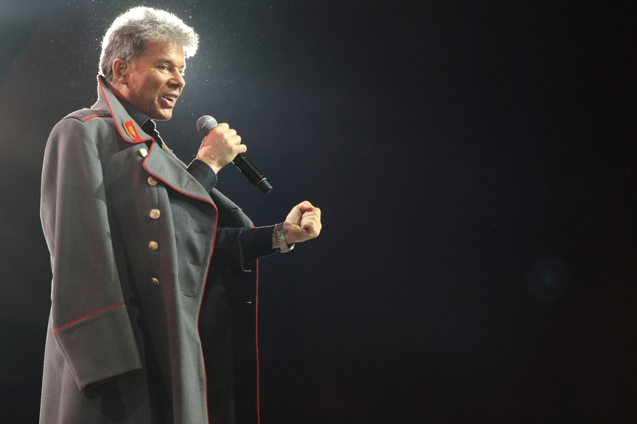 Олег Газманов в спортивном комплексе "Олимпийский" во время выступления на фестивале "Авторадио" "Дискотека 80-х". 2009 год.