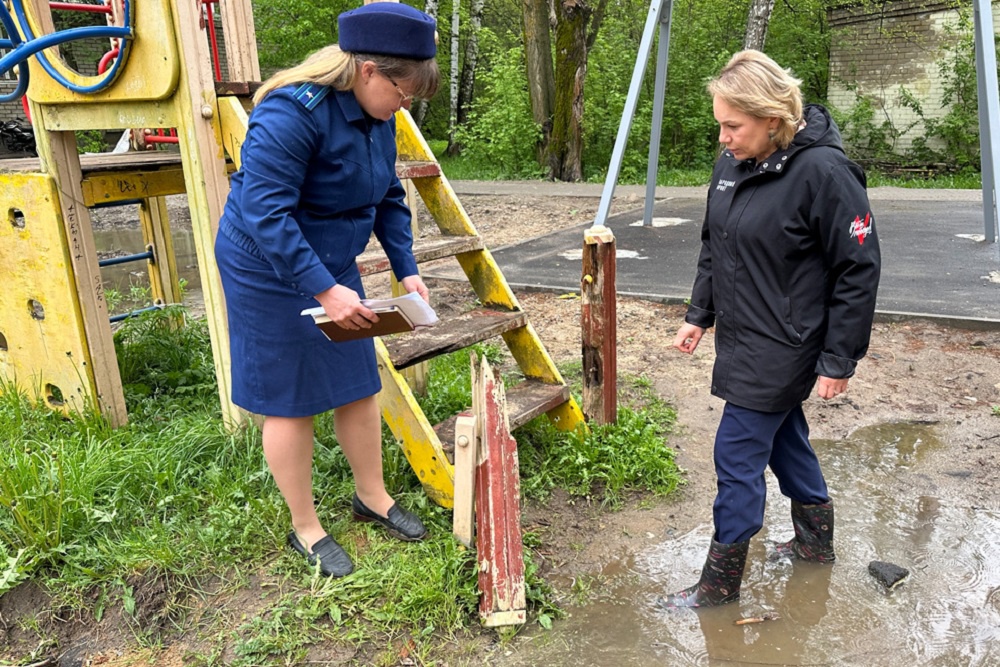 Подрядчик демонтировал аварийный игровой городок с опасными обломками деревяшек.