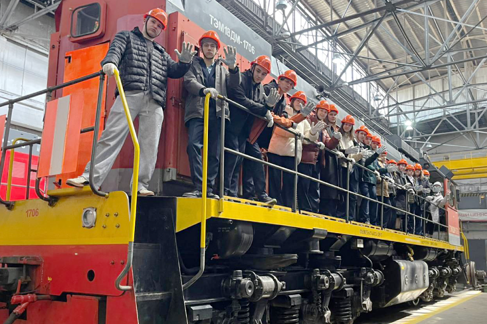 На участке текущего ремонта тепловозов лицеисты не упустили возможность сфотографироваться на мощном локомотиве.