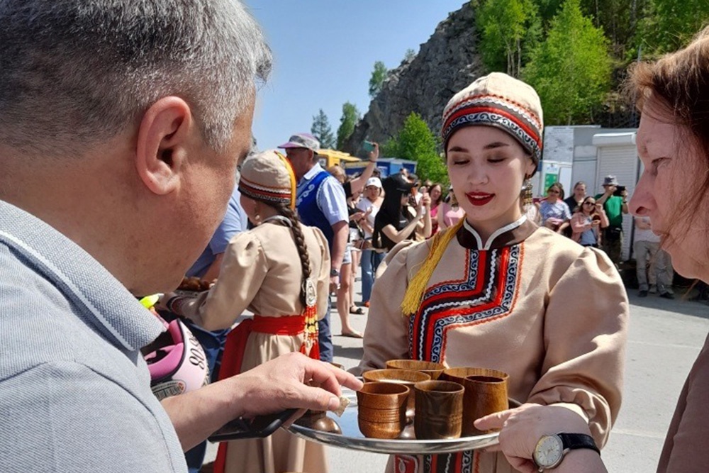 Во время путешествия туристов ждут интересные встречи.