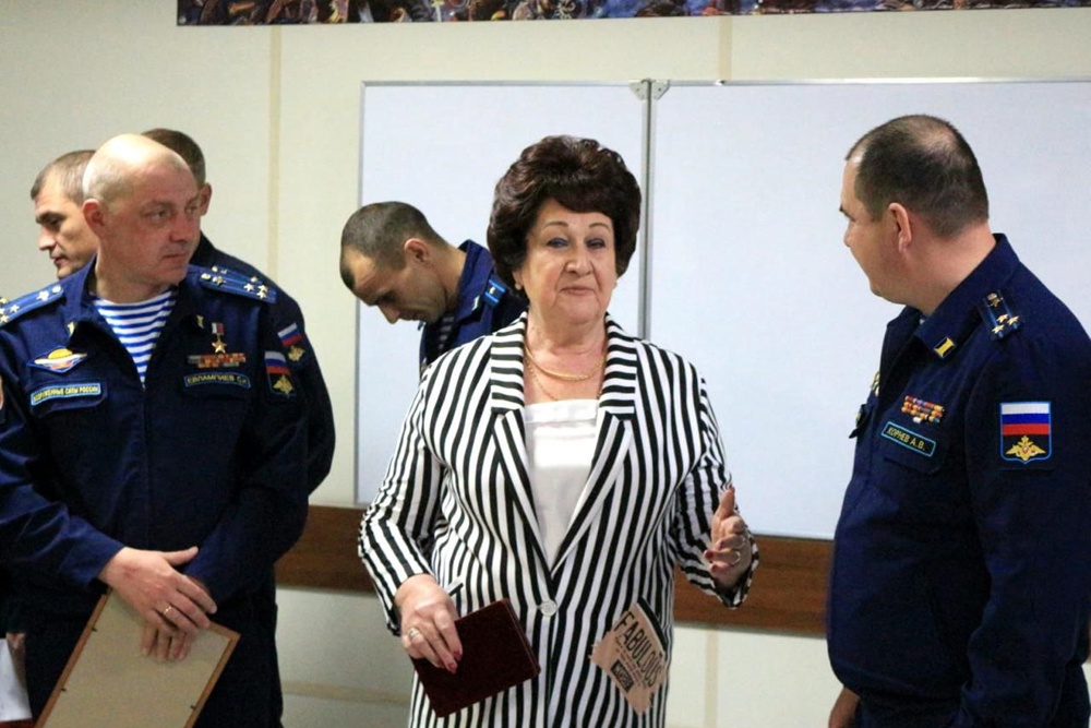 Тамара Пятак среди военных - свой и очень уважаемый человек