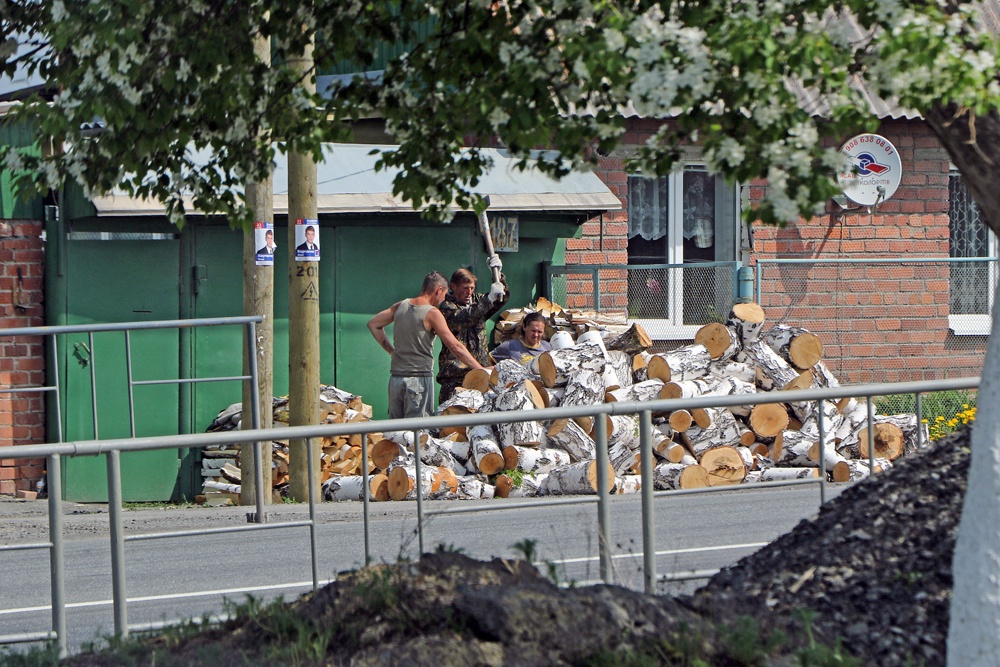 Пока жителей восточных районов выручают тюменцы, но цена соседских дров кусается: 18 тысяч рублей за машину.