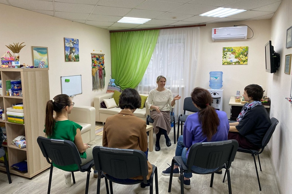 Занятия группы поддержки проходят на нейтральной территории - в кабинете психолога.
