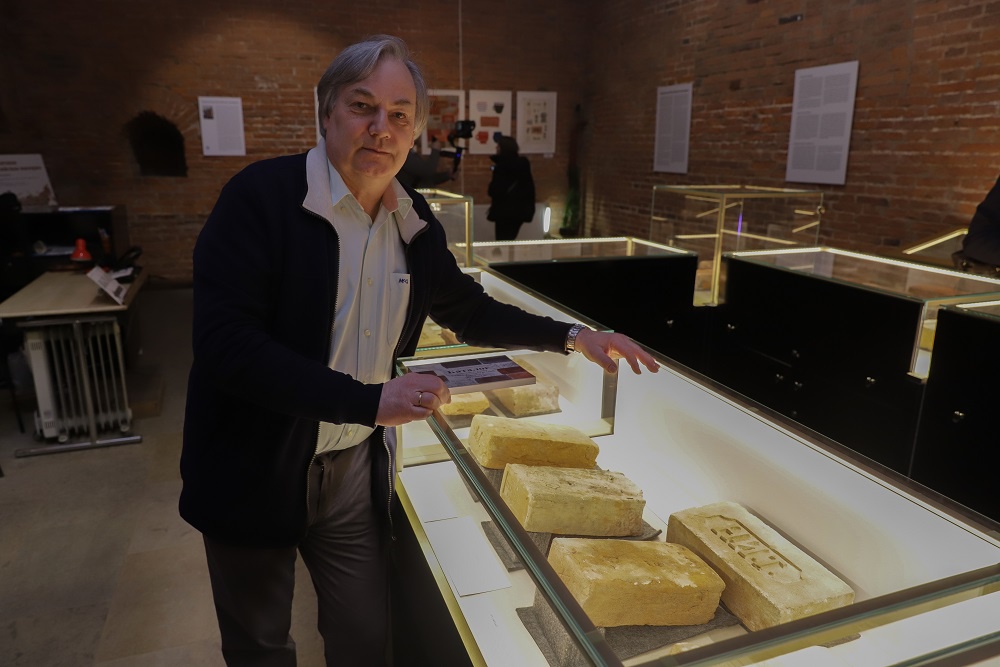 Владимир Смирнов: Кирпичные стены Петропавловской крепости - идеальный фон для моей коллекции