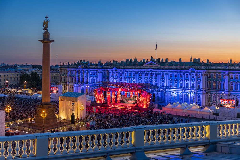 Подготовка ежегодной "Классики на Дворцовой" длится почти целый год, а монтаж декораций в сердце Петербурга занимает две недели.