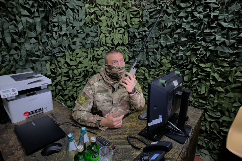 Старший инженер военной комендатуры связи, позывной Сократ, высылает мобильную группу для ремонта поврежденного FPV-дроном оборудования.