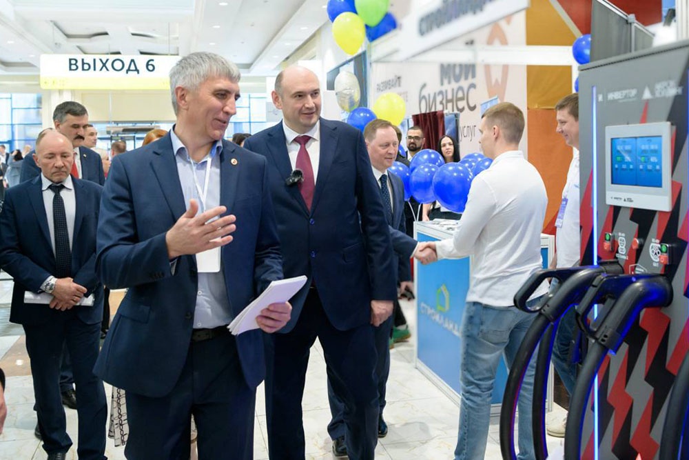 На встрече с предпринимателями Евгений Солнцев (в центре) выслушал предложения и пожелания бизнеса.