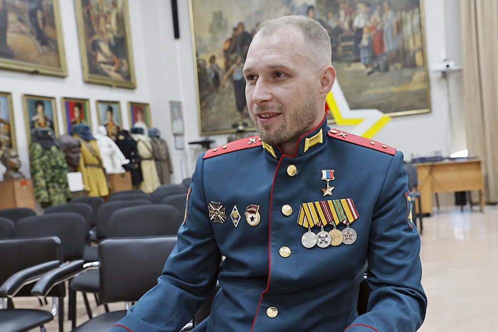 Война тяжела не столько нагрузками, сколько железными ограничениями в быту: душ не принять, семья далеко - родных не обнять. 