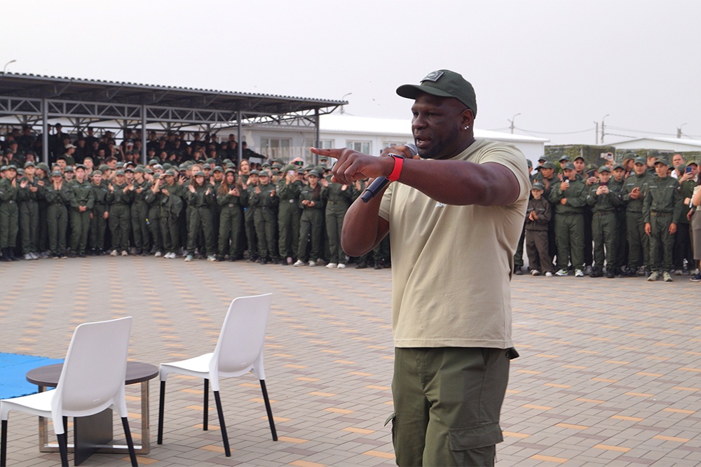 Кевин Владимирович научит мальчишек технике профессионального бокса.