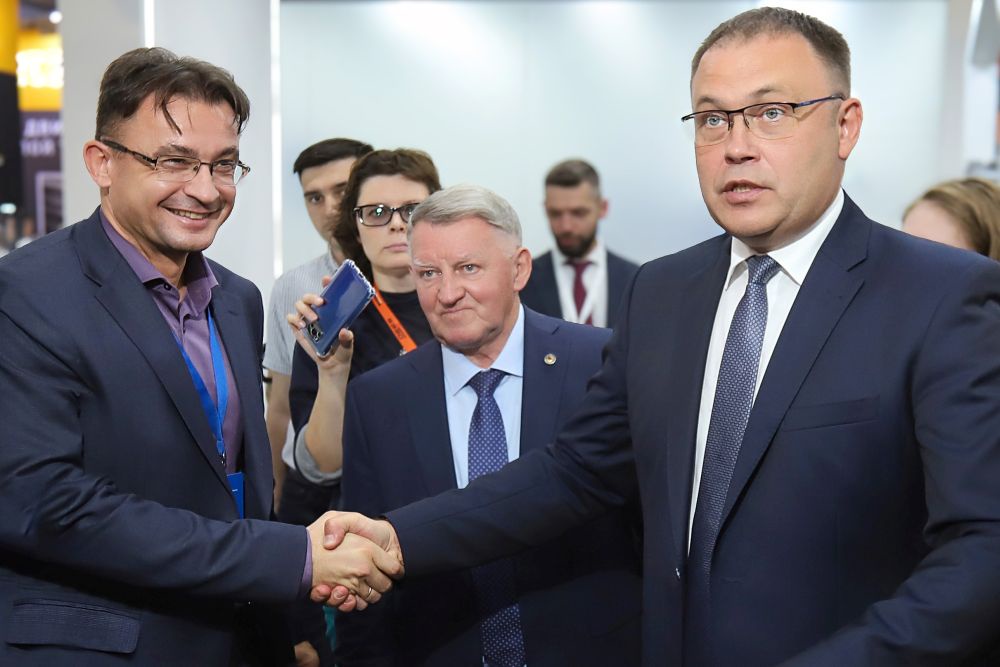 Генеральный директор "Газпромнефть-СМ" Анатолий Скоромец (слева) и губернатор Кемеровской области Илья Середюк