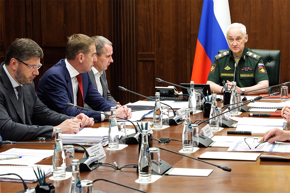 Министр обороны РФ Андрей Белоусов (справа) подчеркнул, что необходимо создать условия для работы строителей, которые будут восстанавливать жилые дома, социальные объекты и дороги.