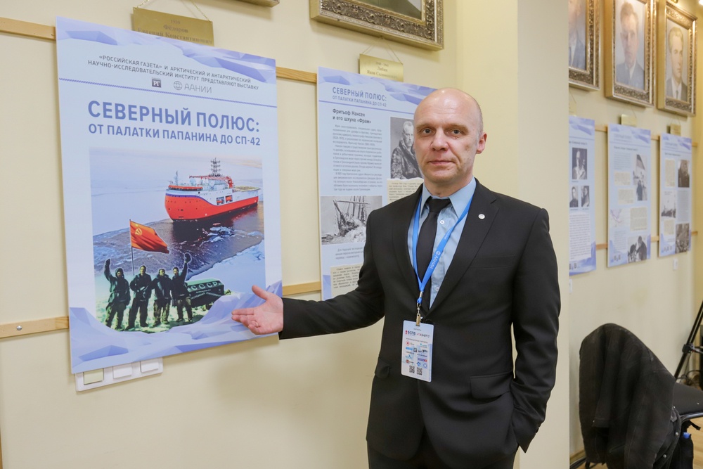 Начальник СП-41 Кирилл Фильчук мог узнать себя на некоторых фотографиях выставки