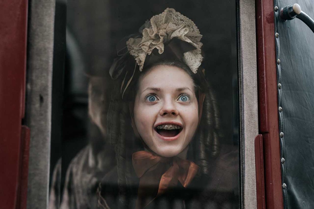 Конечно, у Эльвиры и с носом проблемы, и с зубами, но все
равно она обязательно выйдет за Прекрасного принца. Конечно, у Эльвиры и с носом проблемы, и с зубами, но все
равно она обязательно выйдет за Прекрасного принца.