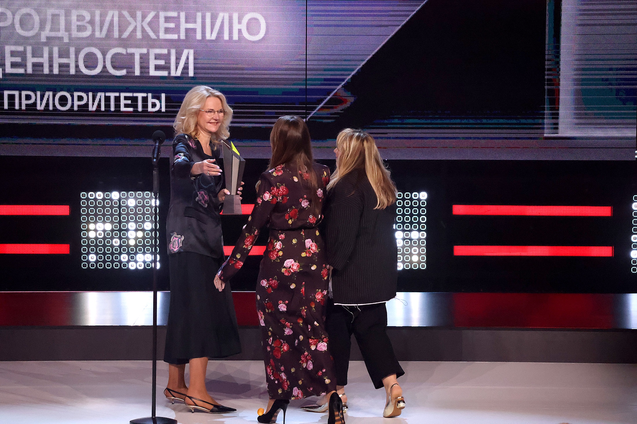 Победитель в спецноминации "Проект Года семьи" - компания "Национальные приоритеты", награду вручала вице-премьер Татьяна Голикова.