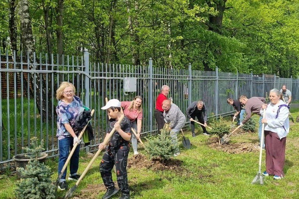 На субботнике маленькие елочки вокруг здания "Кораблика" сажали все: и врачи, и родители, и даже маленькие пациенты. На субботнике маленькие елочки вокруг здания "Кораблика" сажали все: и врачи, и родители, и даже маленькие пациенты.