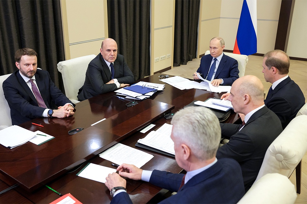 Президент поручил продолжить "напряженную и ответственную" работу по реализации нацпроектов.