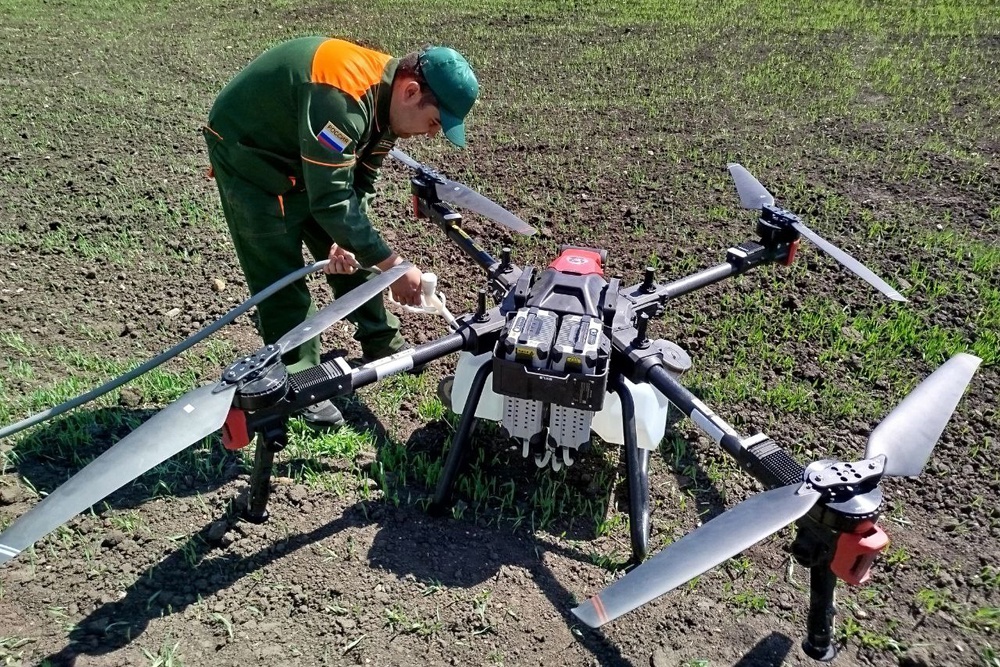 Аппарат для обработки посевов довольно крупный - 2,5 метра в диаметре.