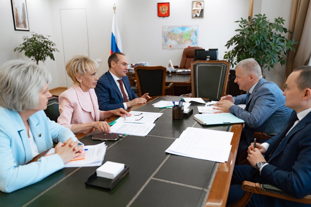 Особое внимание на встрече уделялось строительству школ.