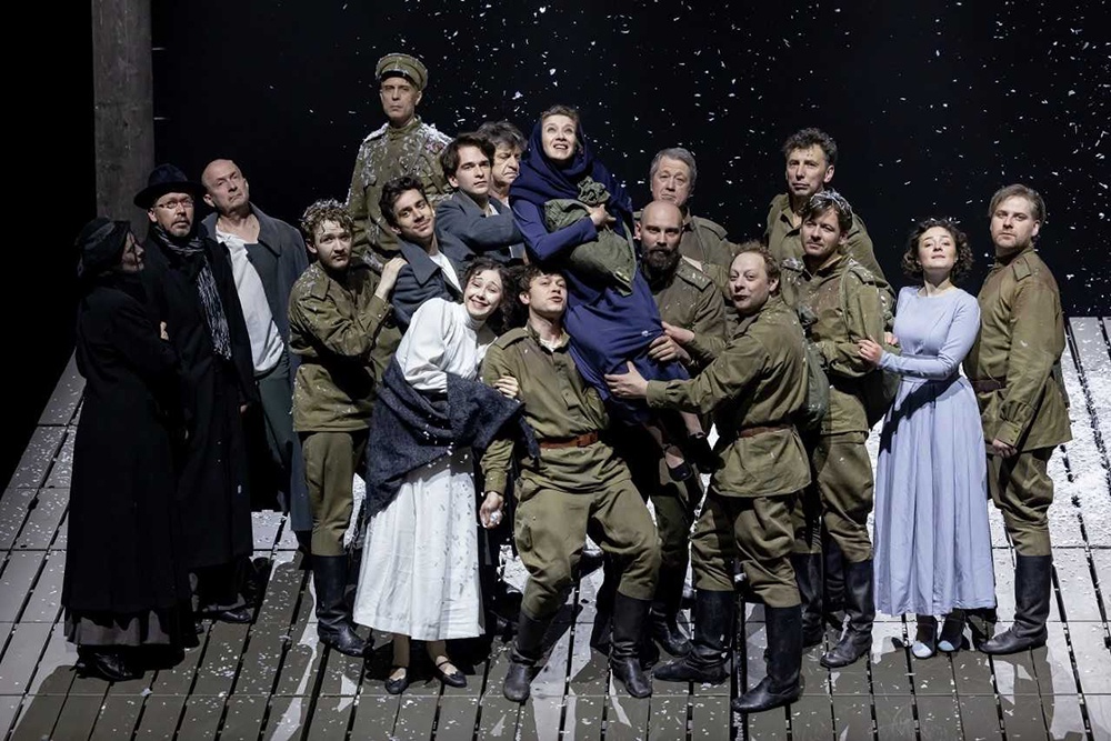 В сцене "На Берлин" все в предвкушении окончания войны. В сцене "На Берлин" все в предвкушении окончания войны.