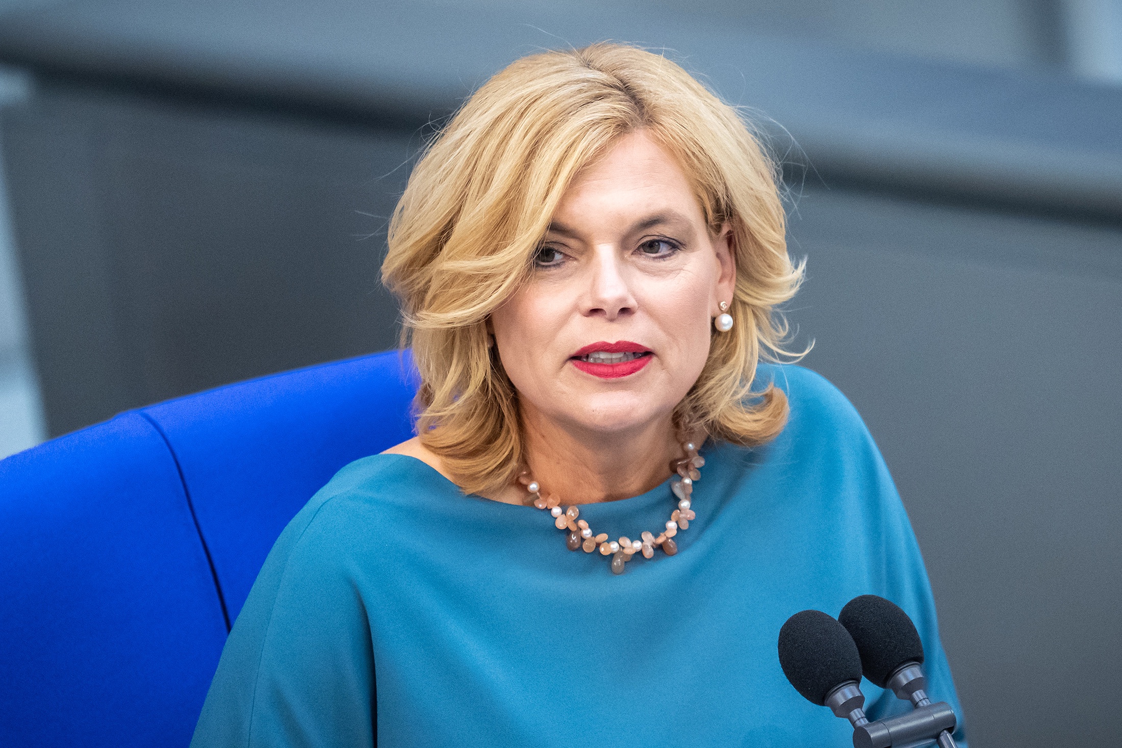 Как и канцлер Фридрих Мерц, глава Бундестага Юлия Клёкнер поставила США на первое место среди тех стран, что освобождали Германию от фашизма. Название нашей страны она даже не вспомнила, заявив лишь о "бывшей советской армии". Как и канцлер Фридрих Мерц, глава Бундестага Юлия Клёкнер поставила США на первое место среди тех стран, что освобождали Германию от фашизма. Название нашей страны она даже не вспомнила, заявив лишь о "бывшей советской армии".