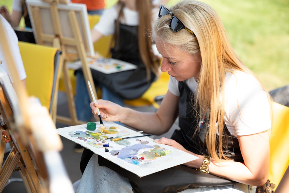 Участниками мастер-класса по живописи под открытым небом стали жители Бузулука. Участниками мастер-класса по живописи под открытым небом стали жители Бузулука.