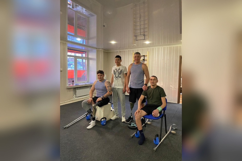 Тренер, стоящий на протезе, может сказать своим подопечным с ОВЗ "Делай как я!"