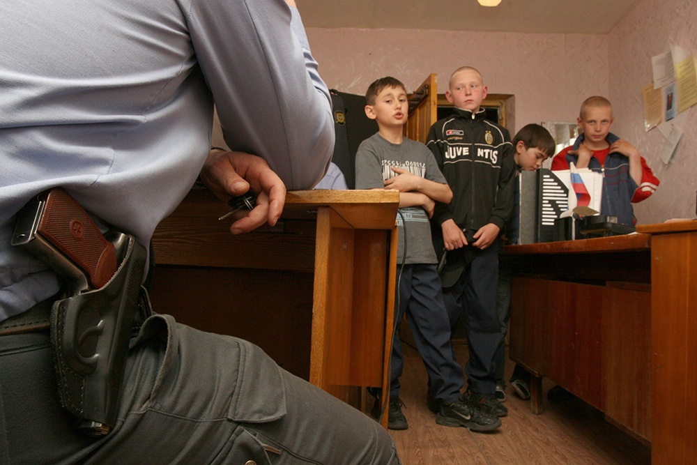 Штраф для родителей, плохо воспитывающих ребенка, составит от 500 до 2000 рублей.