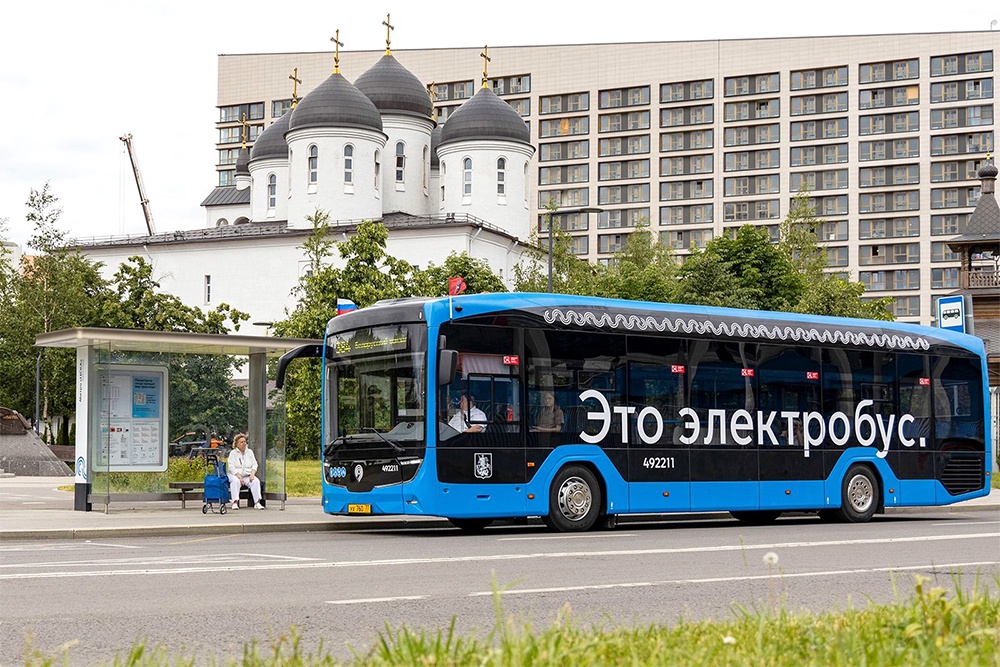 Электробусы все время улучшают. Теперь средняя и задняя двери открываются наружу, чтобы не занимать пространство в салоне.
