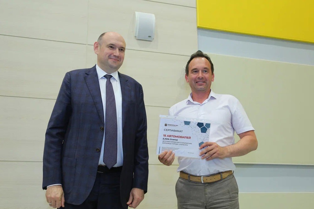 Евгений Солнцев (слева) вручил ключи от новых автомобилей главврачам 25 больниц региона. Евгений Солнцев (слева) вручил ключи от новых автомобилей главврачам 25 больниц региона.