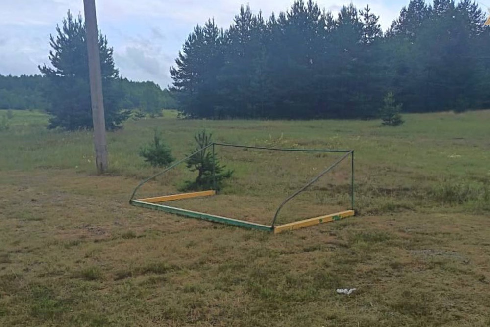 Незакрепленная металлическая конструкция рухнула на девочку.