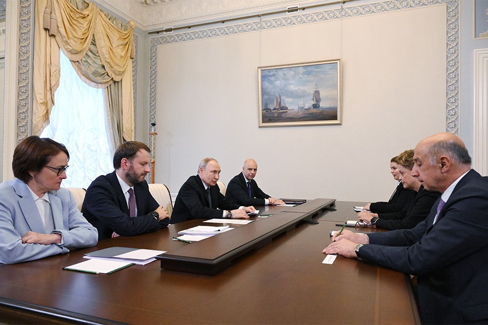  Владимир Путин переговорами с Дилмой Роуссефф открыл серию международных встреч на ПМЭФ.