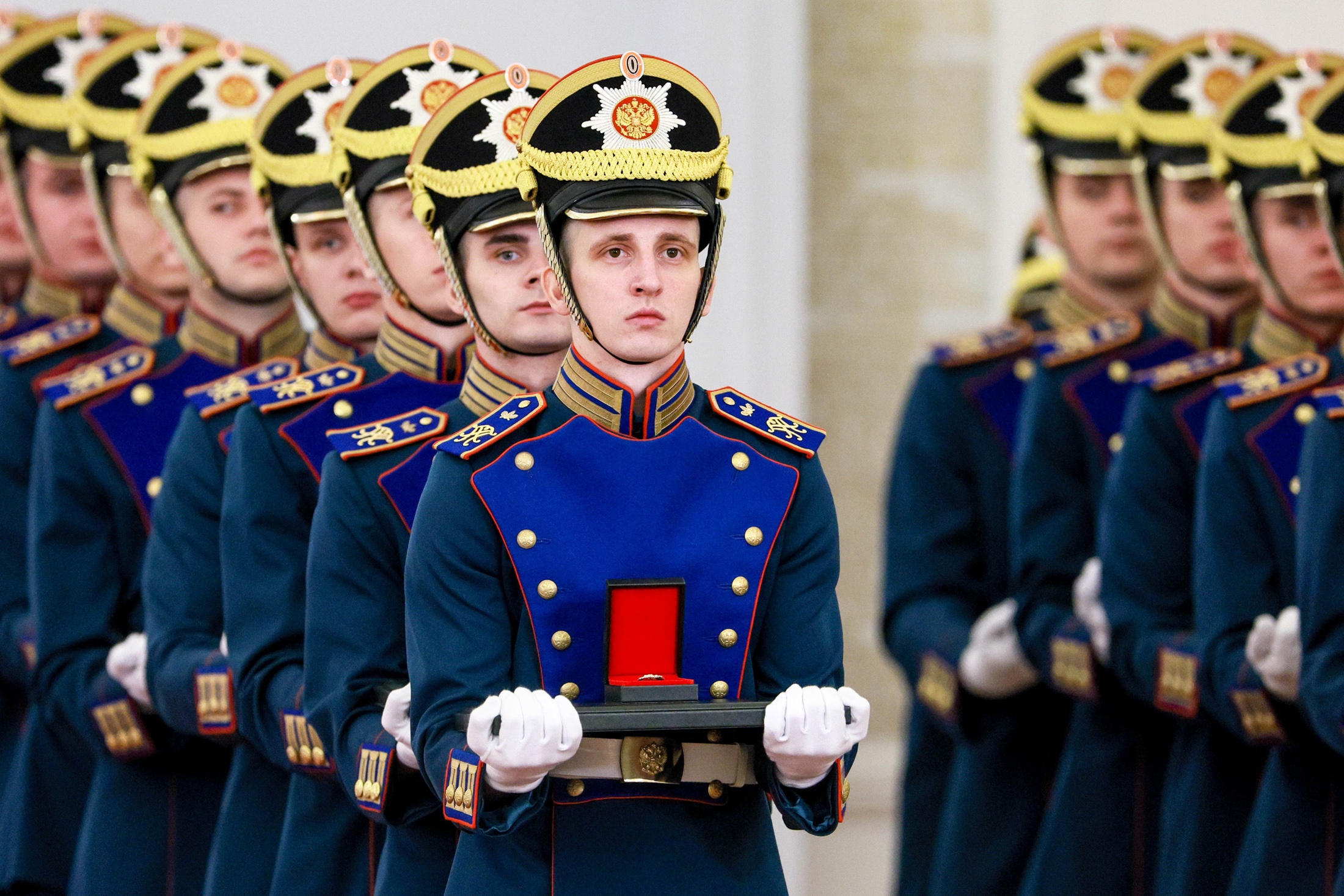 Военнослужащие Президентского полка перед вручением наград. 