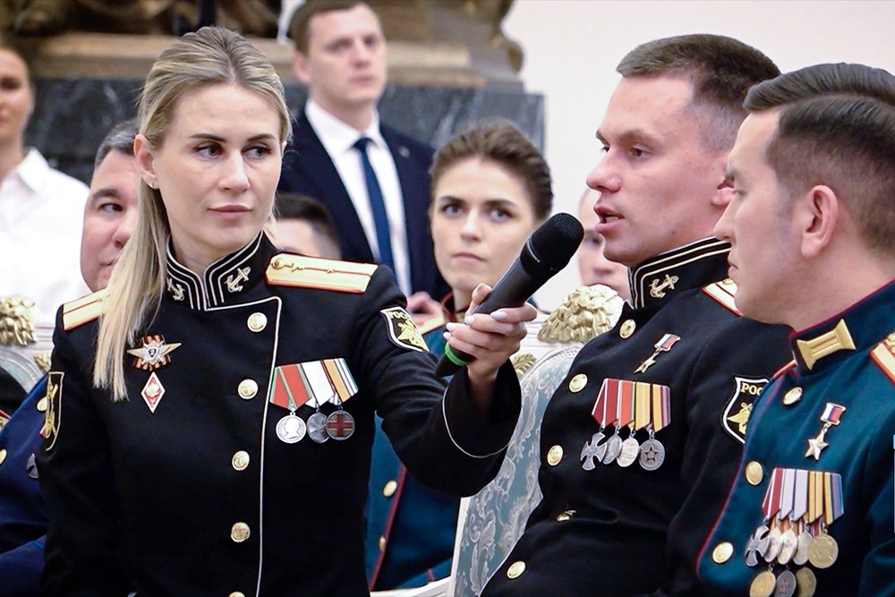 Александра - полевой медик. С Олегом она познакомилась на передовой. И теперь ни на шаг не отходит от него. 
