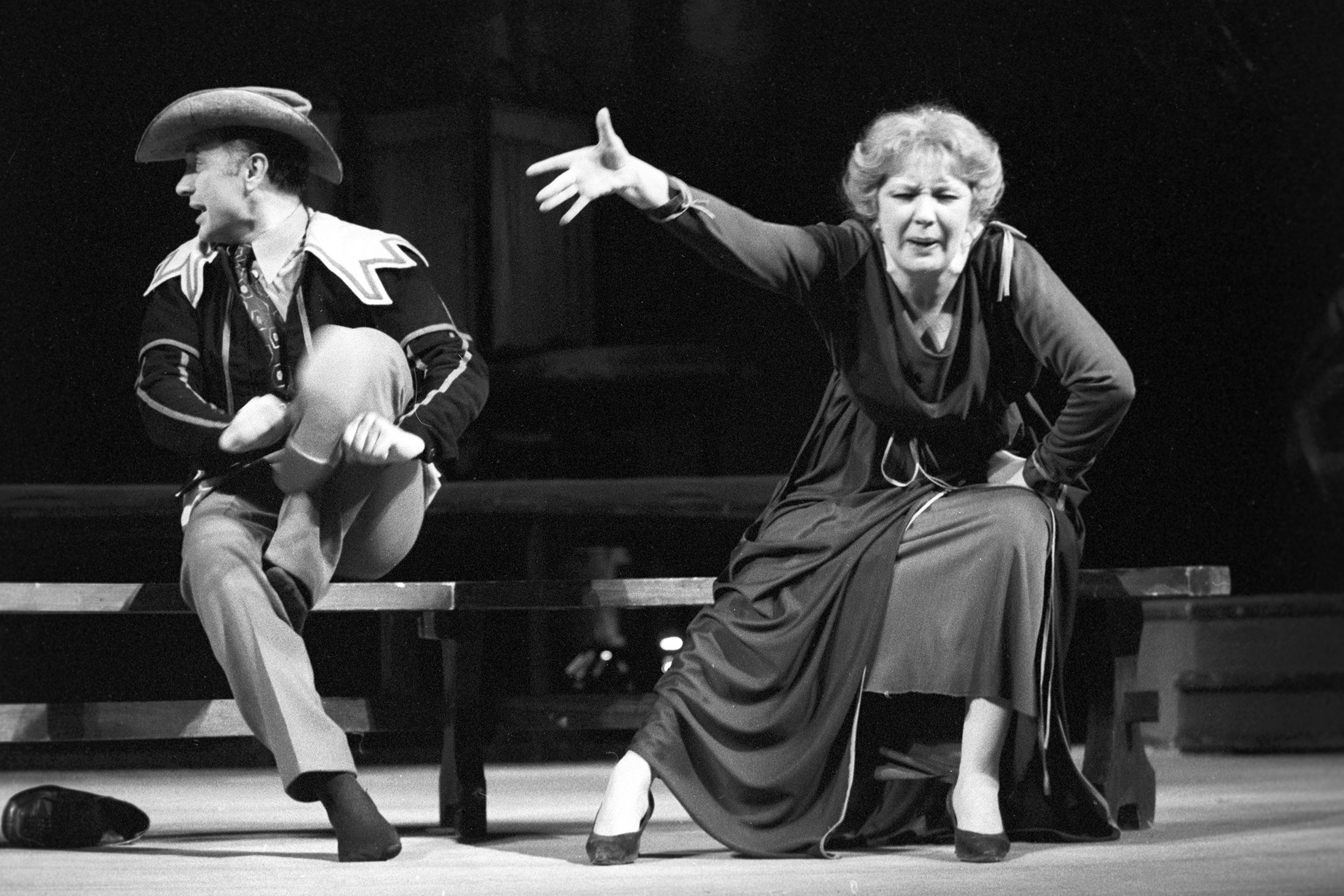 Сцена из спектакля "Тема с вариациями" по пьесе С. Алешина. Заслуженная артистка РСФСР Наталья Максимовна Тенякова и актер Сергей Борисович Коковкин.